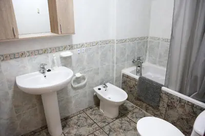 Un baño de AMPLIO APTO en ROQUETAS
