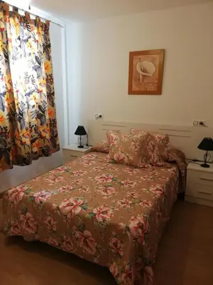 Cama o camas de una habitación en APARTAMENTO en PRIMERA LÍNEA DE VERA PLAYA NATURISTA!