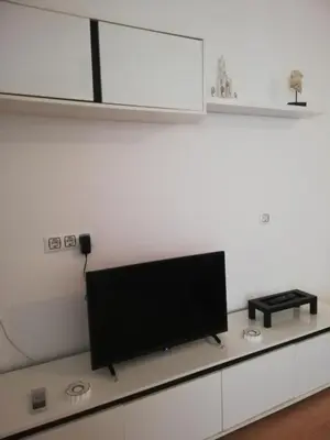 Una televisión o centro de entretenimiento en APARTAMENTO en PRIMERA LÍNEA DE VERA PLAYA NATURISTA!