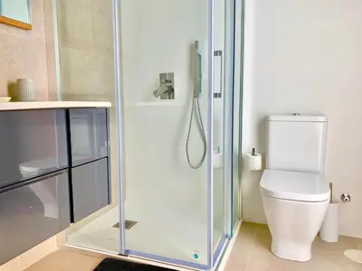 Un baño de CHALET CON PISCINA PRIVADA EN LA URB. DE PUERTO REY