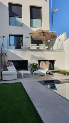 Piscina en o cerca de CHALET CON PISCINA PRIVADA EN LA URB. DE PUERTO REY