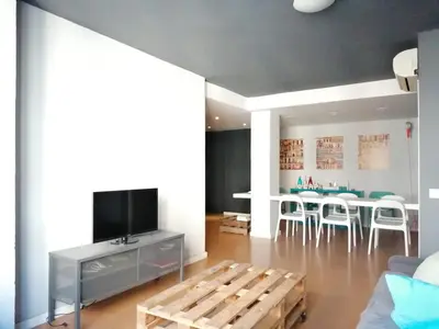 Una televisión o centro de entretenimiento en ese&uve alojamientos
