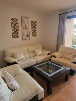 Zona de estar de BAJO con JARDÍN PROPIO EN VALLE DEL ESTE GOLF!!
