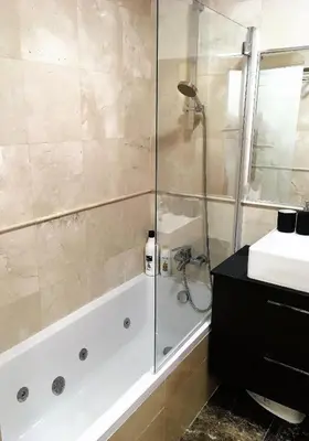 Un baño de Chill out ground floor apartm +private garden+WIFI