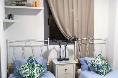Cama o camas de una habitación en Chill out ground floor apartm +private garden+WIFI