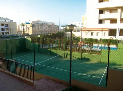 Instalaciones para jugar a tenis o squash en Apartamentos Cibeles o alrededores