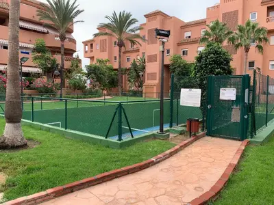 Instalaciones para jugar a tenis o squash en Apartementos Almerimar Golf o alrededores