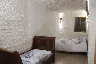 Cama o camas de una habitación en CUEVAS AL ANDALUS - Granaina