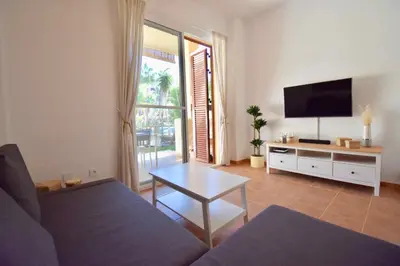 Una televisión o centro de entretenimiento en Bahia Marinas - Tu hogar con jardín privado!