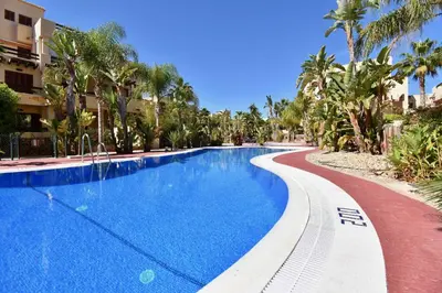 Piscina en o cerca de Bahia Marinas - Tu hogar con jardín privado!