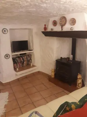 Una televisión o centro de entretenimiento en The Welcome Cave