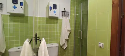 Un baño de PiedraNegra, apartamento completo con patio, terraza y BBQ
