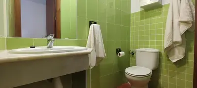 Un baño de PiedraNegra, apartamento completo con patio, terraza y BBQ