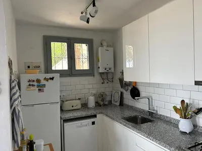 Una cocina o zona de cocina en Apartment with a great terrace, sea and land views