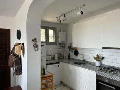 Una cocina o zona de cocina en Apartment with a great terrace, sea and land views