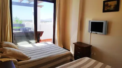 Una televisión o centro de entretenimiento en Vera playa apartamento 1dormitorio