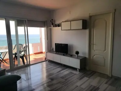 Una televisión o centro de entretenimiento en Apartamento con vistas al mar en Carboneras