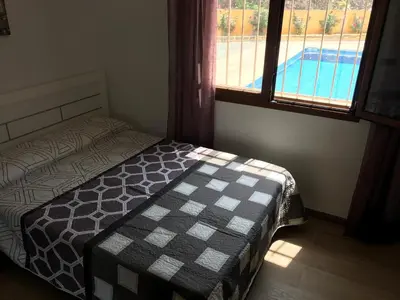 Cama o camas de una habitación en Chalet con piscina privada de 4 dormitorios Las Herrerias -cerca de Vera Playa-