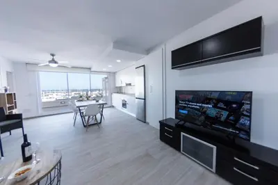 Una televisión o centro de entretenimiento en Seaport Aguadulce Beach