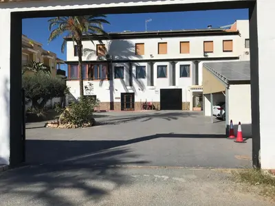 Edificio en el que se encuentra el hostal o pensión