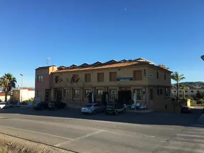 Edificio en el que se encuentra el hostal o pensión