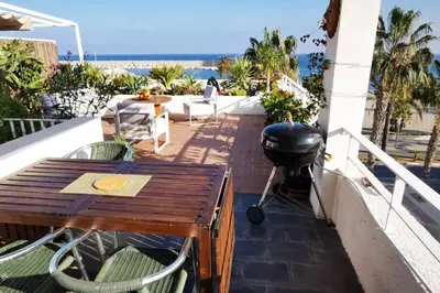 Un balcón o terraza de ¡ VAMOS A LA PLAYA 2 !
