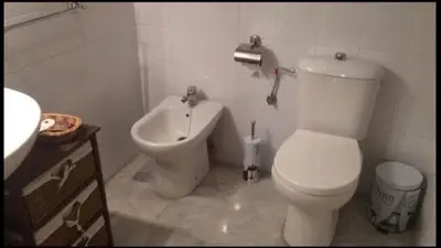 Un baño de Villa delgado
