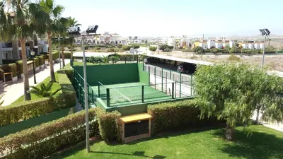Instalaciones para jugar a tenis o squash en Homes of Spain, Al Andalus Residencial V Apartamento precioso con WIFI o alrededores