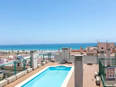 Piscina en o cerca de Sunny Apartment Near Paseo