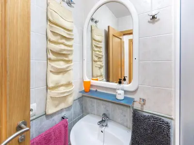 Un baño de Sunny Apartment Near Paseo
