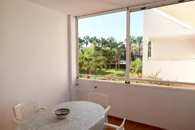 Un balcón o terraza de La Aldea de Puerto Rey - apartamento a 300 metros del mar con wifi y parking