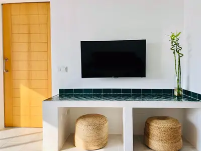 Una televisión o centro de entretenimiento en CocoBeach Mojácar - Preciosa vivienda en Macenas Resort, a sólo 3 min a pie de Playa Macenas