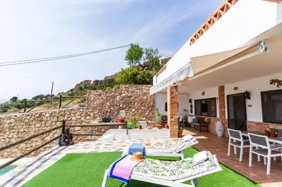 Un patio o zona al aire libre en Villa for 4 with feature pool & great reviews
