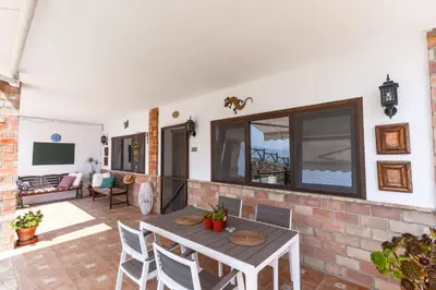 Una televisión o centro de entretenimiento en Villa for 4 with feature pool & great reviews