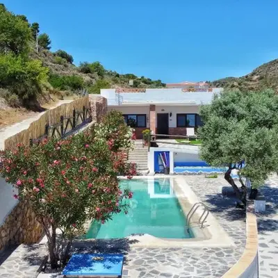 Villa for 4 with feature pool & great reviews