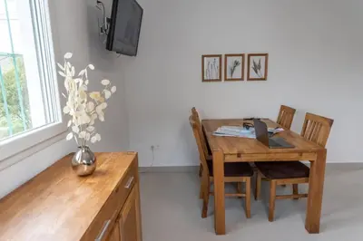 Una televisión o centro de entretenimiento en TurAlmeria - Casa Tranquila con Jardín y Aparcamiento privado