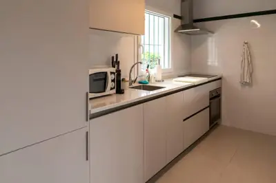 Una cocina o zona de cocina en TurAlmeria - Casa Tranquila con Jardín y Aparcamiento privado