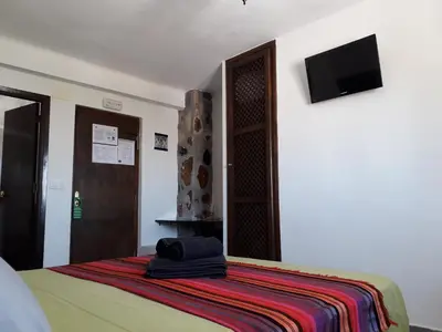 Una televisión o centro de entretenimiento en Boutique Hostal 