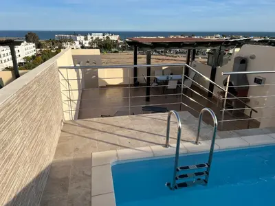 Piscina en o cerca de Atico con piscina privada vistas al mar