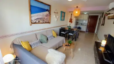Zona de estar de LA PITA- Terraza con vistas al mar & parking, a 1 min de la playa
