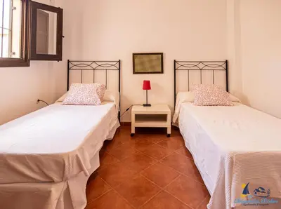 Cama o camas de una habitación en Cortijo La Jarana con piscina, parking, wifi