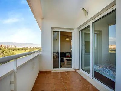 Un balcón o terraza de Beachside Apartment with Pool