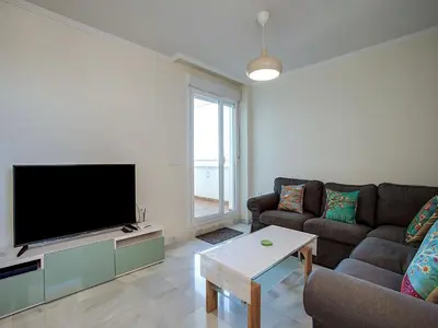 Una televisión o centro de entretenimiento en Beachside Apartment with Pool