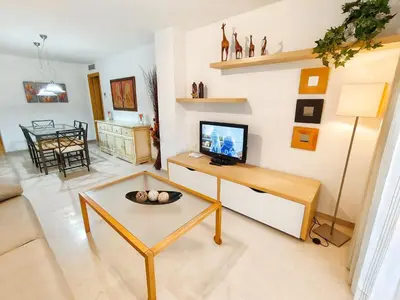 Una televisión o centro de entretenimiento en Vivienda en residencial con piscina