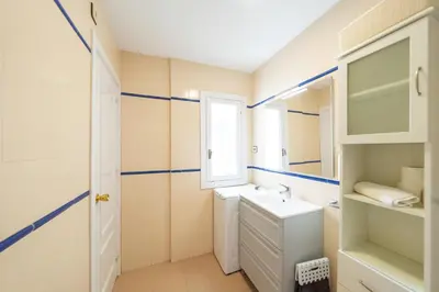 Un baño de Estudio Tres Pinos. Piscina, Junto al mar