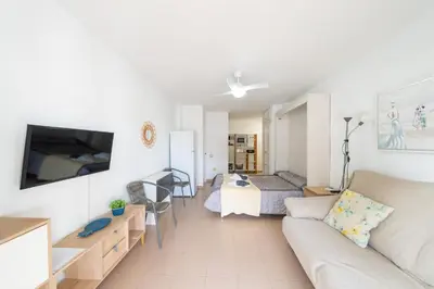 Una televisión o centro de entretenimiento en Estudio Tres Pinos. Piscina, Junto al mar