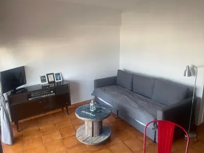 Una televisión o centro de entretenimiento en Apartamento encantador con vistas al mar