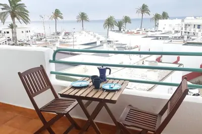 Un restaurante o sitio para comer en Apartamento encantador con vistas al mar