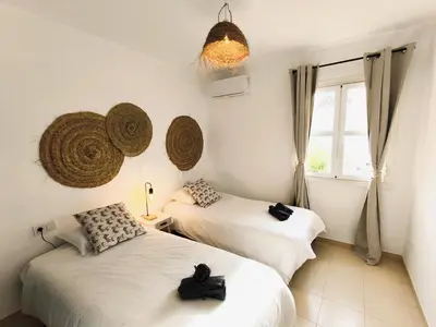 Cama o camas de una habitación en Marinas Sol - Tu hogar con jardín privado!