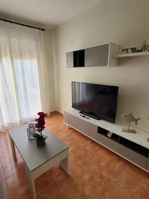Una televisión o centro de entretenimiento en Ático dúplex precioso con piscina privada en Paraíso de Vera!